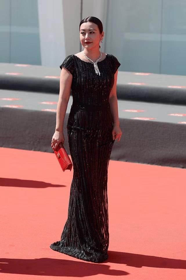 黑色|郝蕾：好有自信！微胖身材穿一身黑色紧身长裙，不过有些显小肚腩