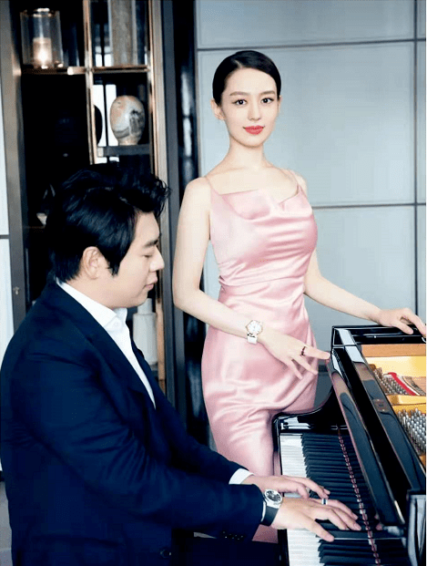 设计|吉娜郎朗合体太恩爱！吉娜穿粉裙少女感爆棚，身材比不上老公半圈