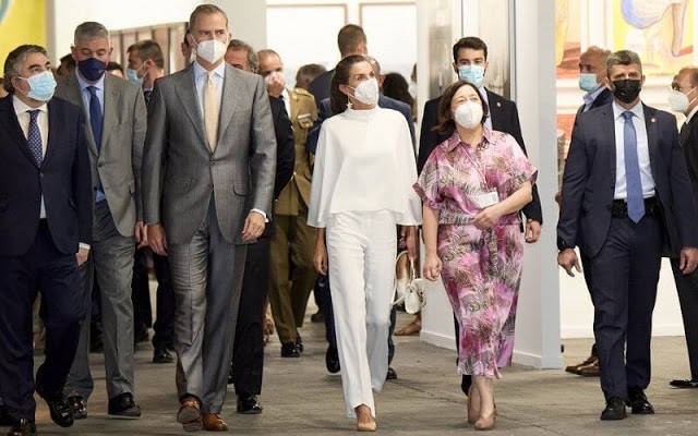 曲线|西班牙王后沦为背景板!一身白衣看不清面容,起皱的牛仔裤翻车了