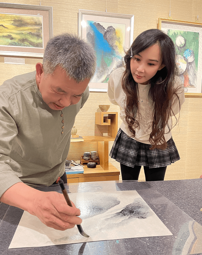 显得|萧蔷越老越会装,看友人作画被拍,素颜松垮干瘪52岁老得不真实!