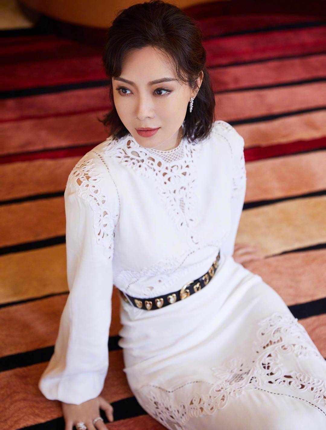 设计|陈数新造型太惊艳,穿包臀裙显出“花瓶身材”,曲线尽显女人味