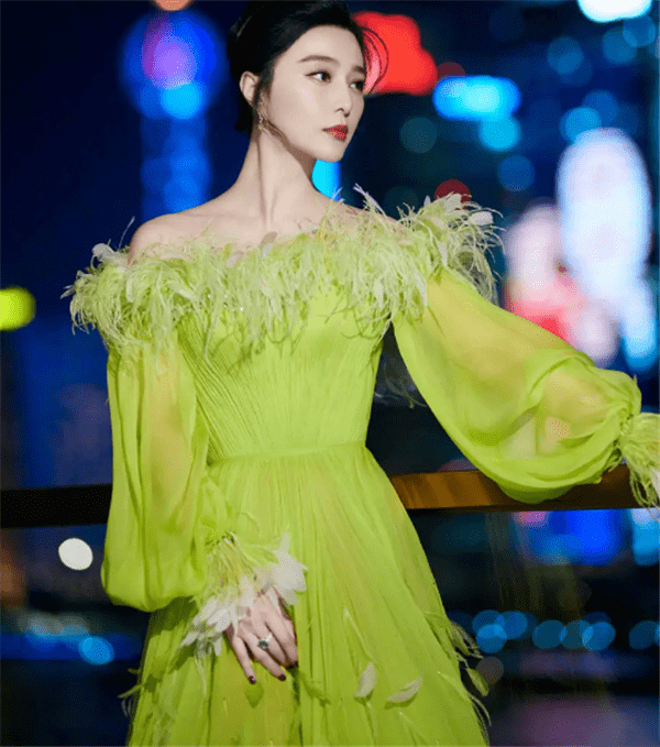 形象|女星穿上羽毛裙，刘诗诗温柔，看到吉娜：又是羡慕郎朗的一天