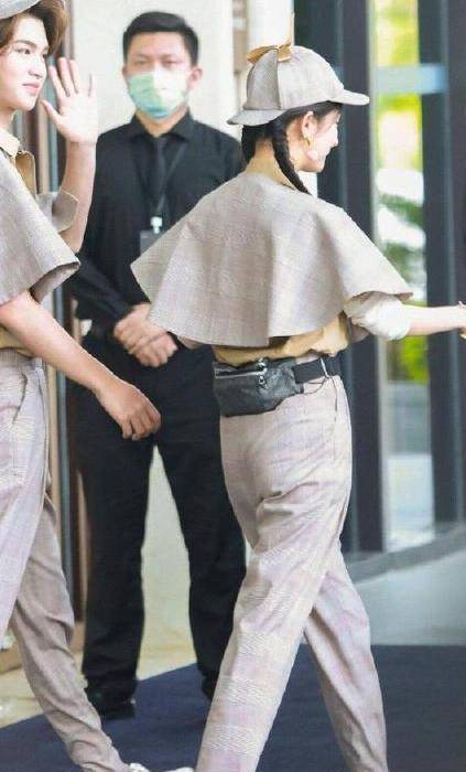 显得|被质疑“括号臀造假”，杨幂故意穿小一码旗袍，网友：心服口服