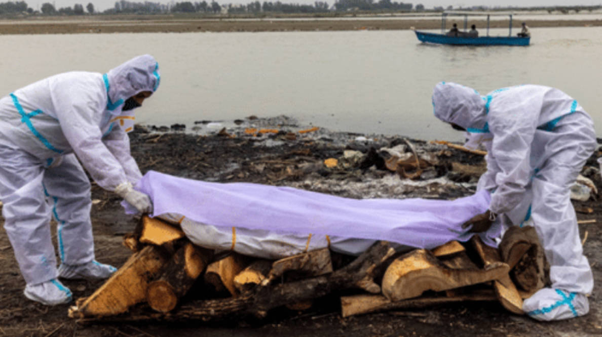 印度北部发洪水,河道上千具遗体被冲上岸,村民害怕:会污染恒河