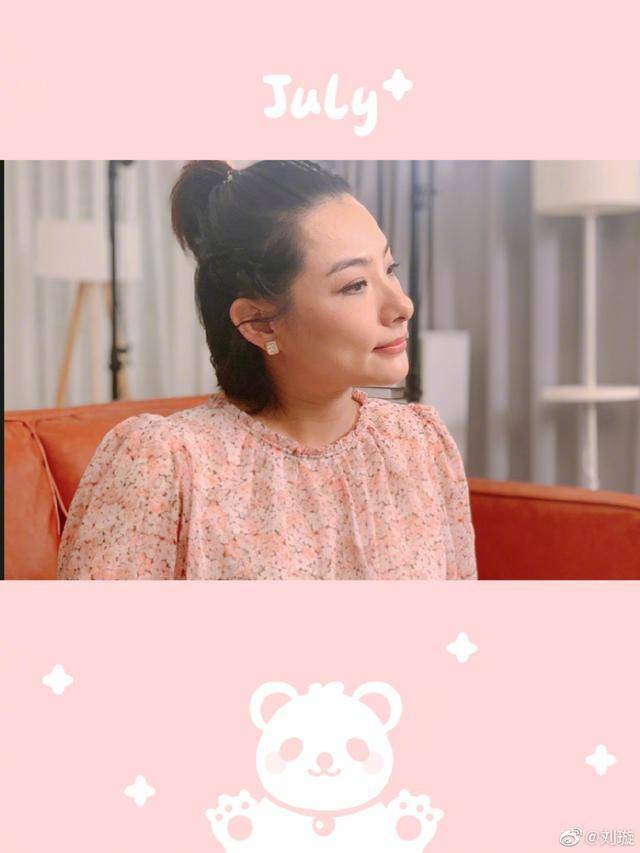 老公|刘璇晒二胎孕肚照，宽松碎花裙难掩巨肚，扎丸子头面露浅笑状态佳