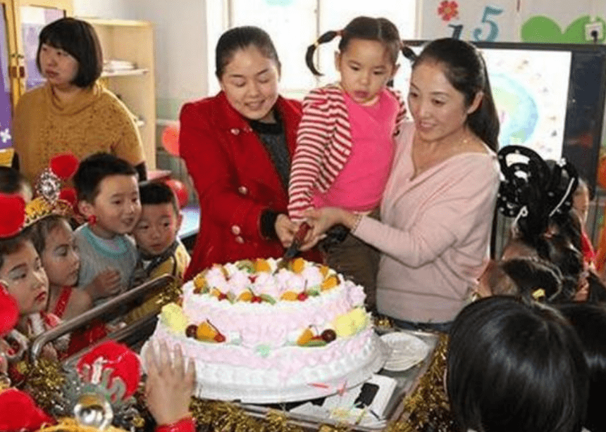 家长|“超烦带蛋糕到幼儿园给娃过生日”,90后宝妈吐槽,获无数人怒赞