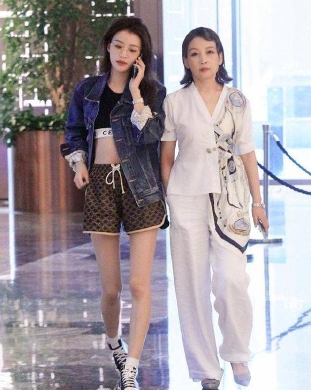 董子健|孙怡和董子健牵手现身机场，穿同款牛仔情侣装，孕期也不忘秀恩爱