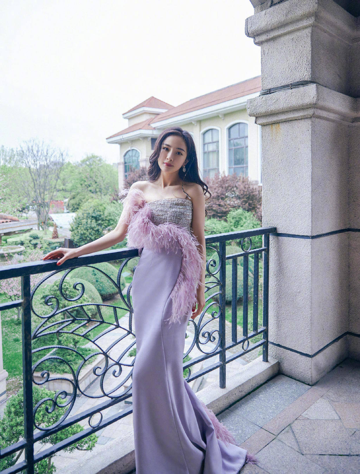 设计|杨幂真不像是一娃的妈，穿一袭黑色抹胸连衣裙，蚂蚁腰真抢镜