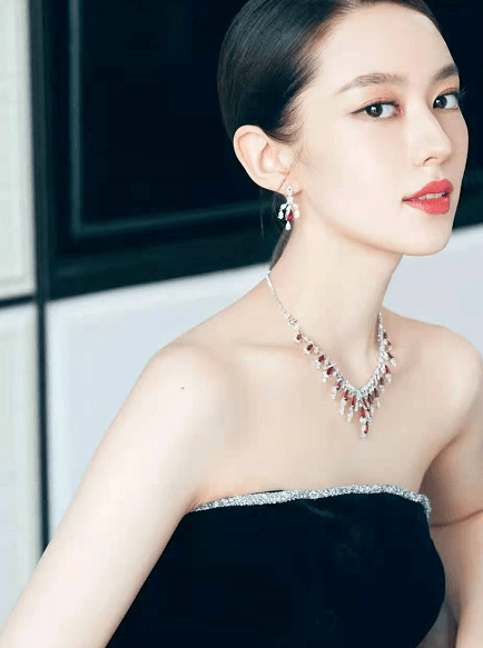 设计|吉娜郎朗合体太恩爱！吉娜穿粉裙少女感爆棚，身材比不上老公半圈