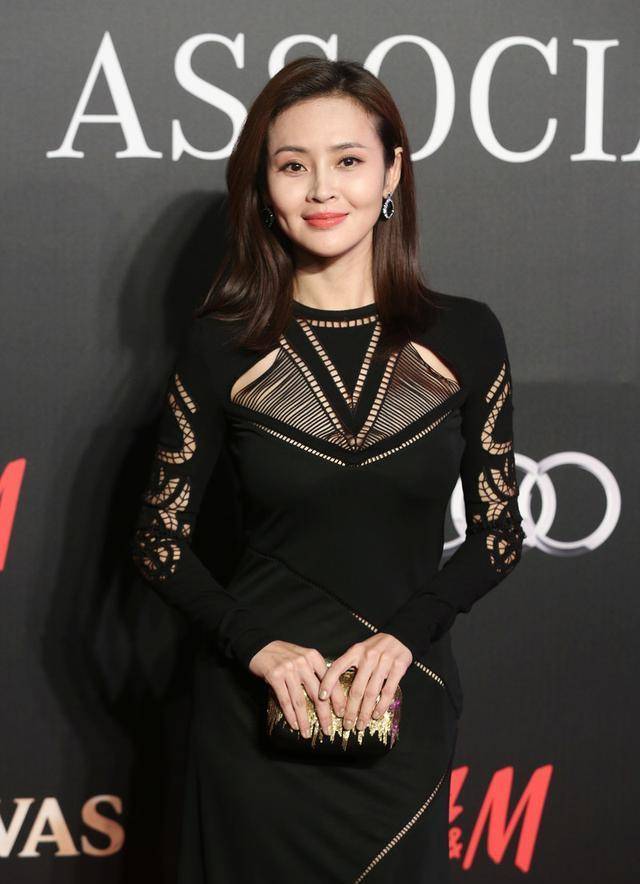 于明加|被于明加惊艳了，穿黑色镂空礼裙秀美好身材，这腰臀比真罕见