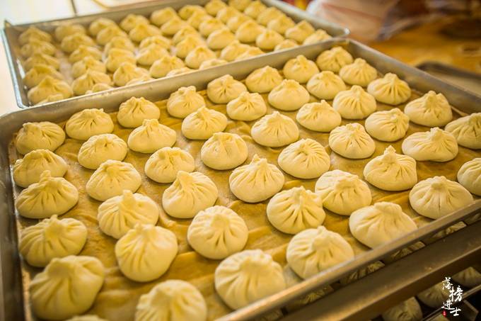 原创山海关古城有家餐厅,只卖一种馅包子,没有外卖,却深受大家喜爱