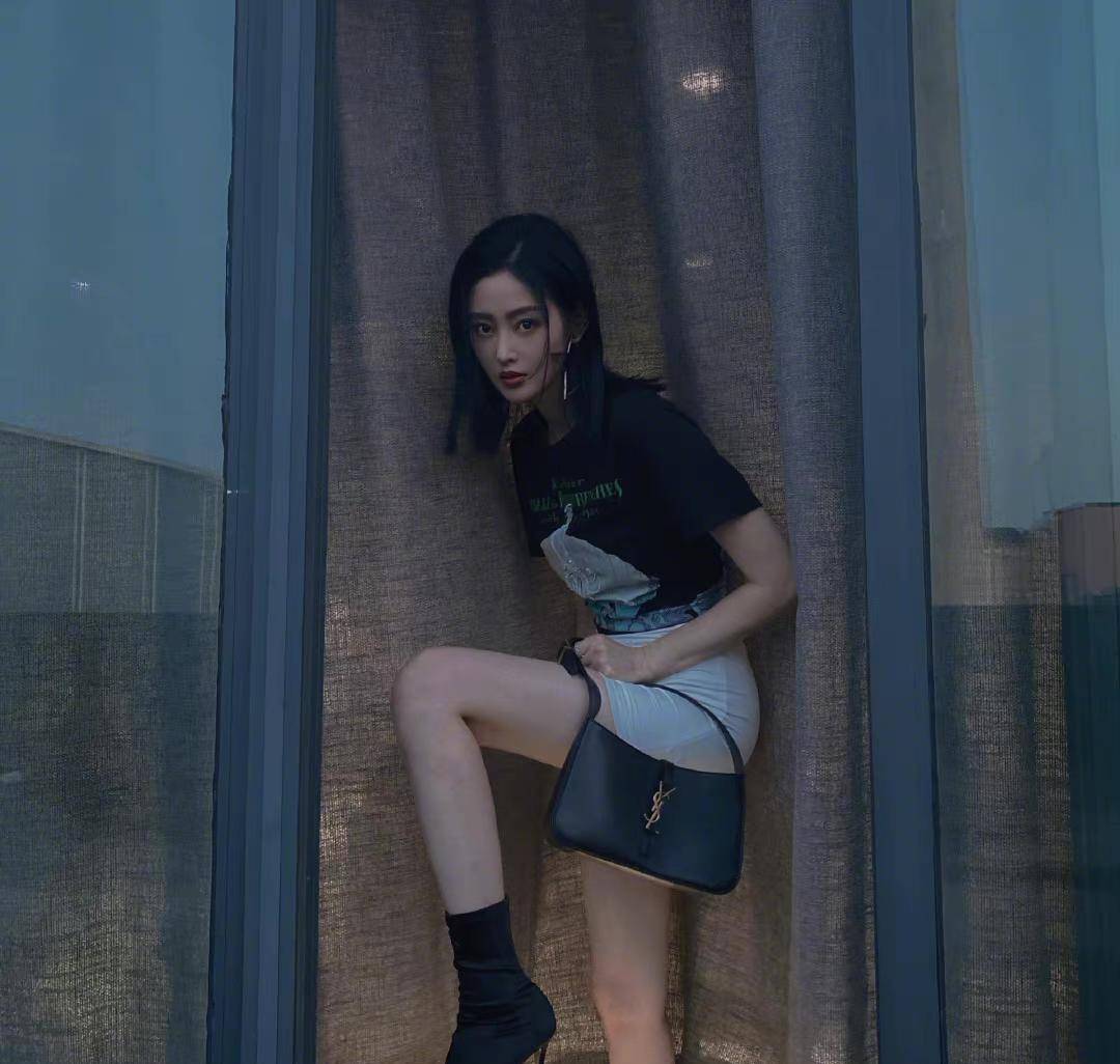 张天|张天爱这身材确实好,黑色t恤配白色包臀裙侧面看s形,真是羡慕