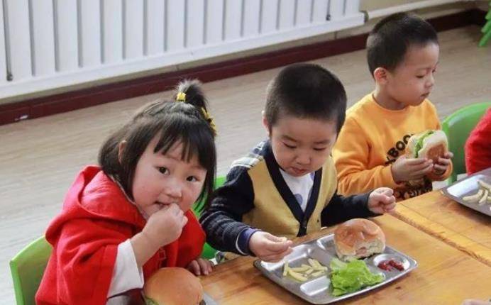 家长|孩子上幼儿园后,要不要在学校吃早餐?做对了,对孩子成长有利
