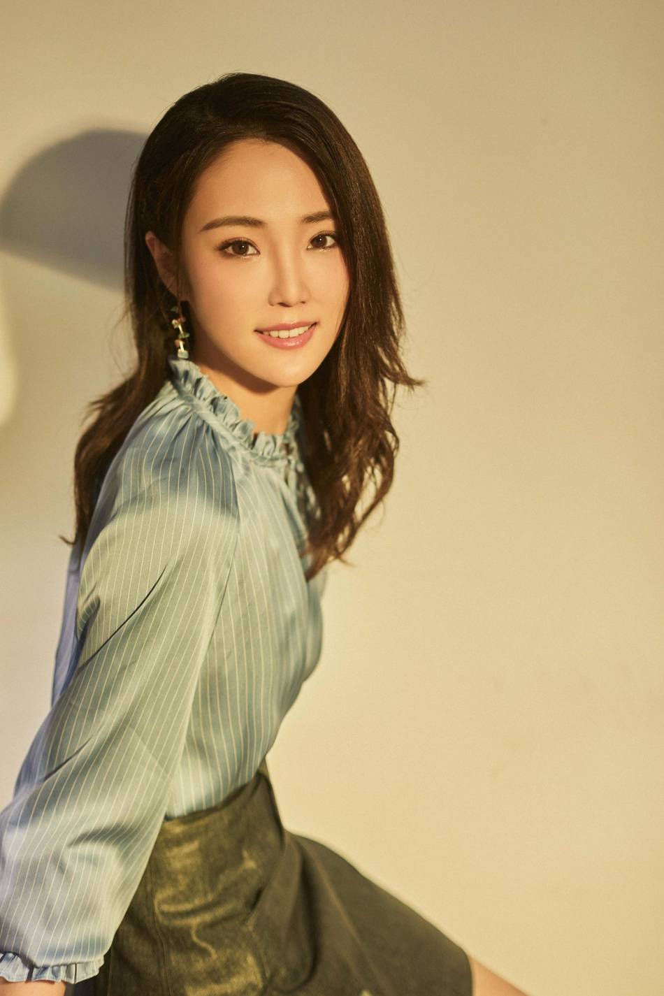 上衣|张凯丽女儿张可盈近照曝光五官精致 娃娃衫搭A字裙造型清爽