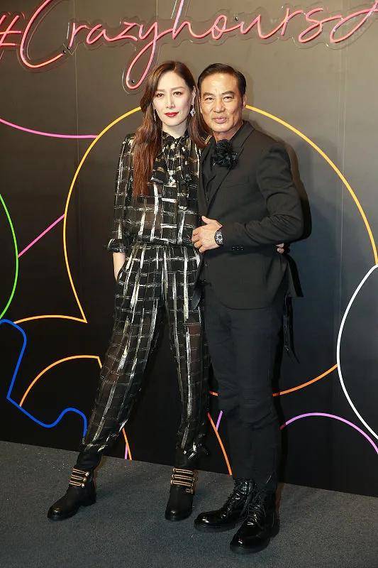 任达华|本以为任达华气场够强了，没想到华嫂更出众，这造型一般人穿不好