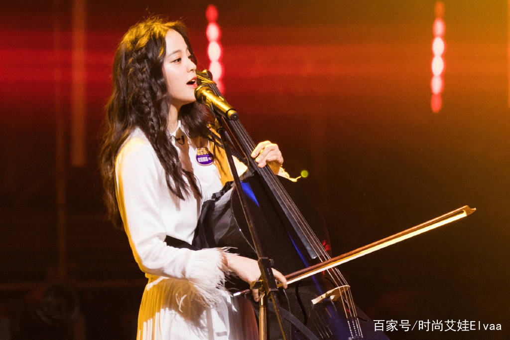 夏天|欧阳娜娜《乐队的夏天》造型,穿129羽毛衬衫配仙女裙,美成焦点