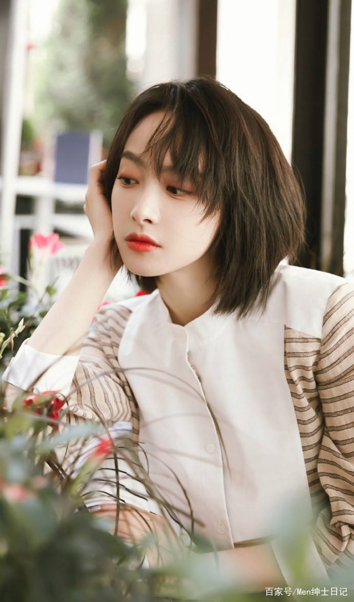 黑色|宋茜穿“补丁裙”看着却很贵，双开叉来波小妩媚，衣架子不是盖的