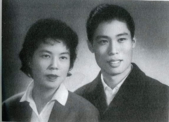 印花|85岁李少芬罕见现身，印花衬衫配裤装气质不输袁泉，钟南山也出镜