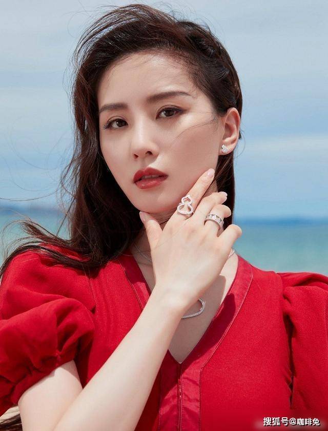 条纹|人比花娇！刘诗诗的时尚穿搭，美丽动人气质绝，一眼忘不掉的美