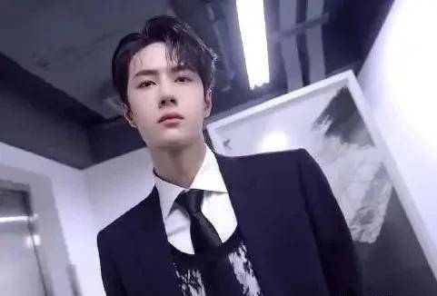 袁冰妍|星动之夜，关晓彤总算穿对，王一博蕾丝辣眼，赵丽颖艳压全场