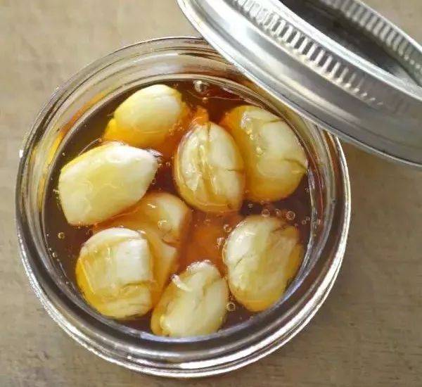 如何用大蒜治病平日里用蜂蜜泡蒜,做好了以后,每天吃一到两瓣,有助