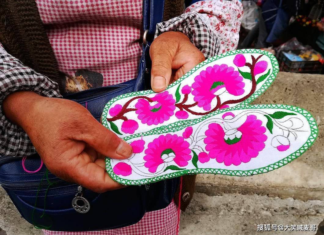 这里的女孩把鞋当作定情信物, 如果收到这种鞋, 恭喜你脱单了_云云鞋