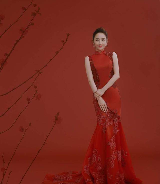刺绣|36岁佟丽娅真是“貌美如花”，穿三套礼服霸气主持春晚，气质真好
