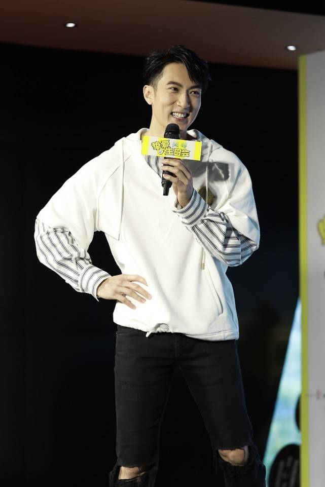 叠穿衬衫和卫衣更减龄,太有活力,"好男人"吴尊,一笑起来让人着迷,穿搭