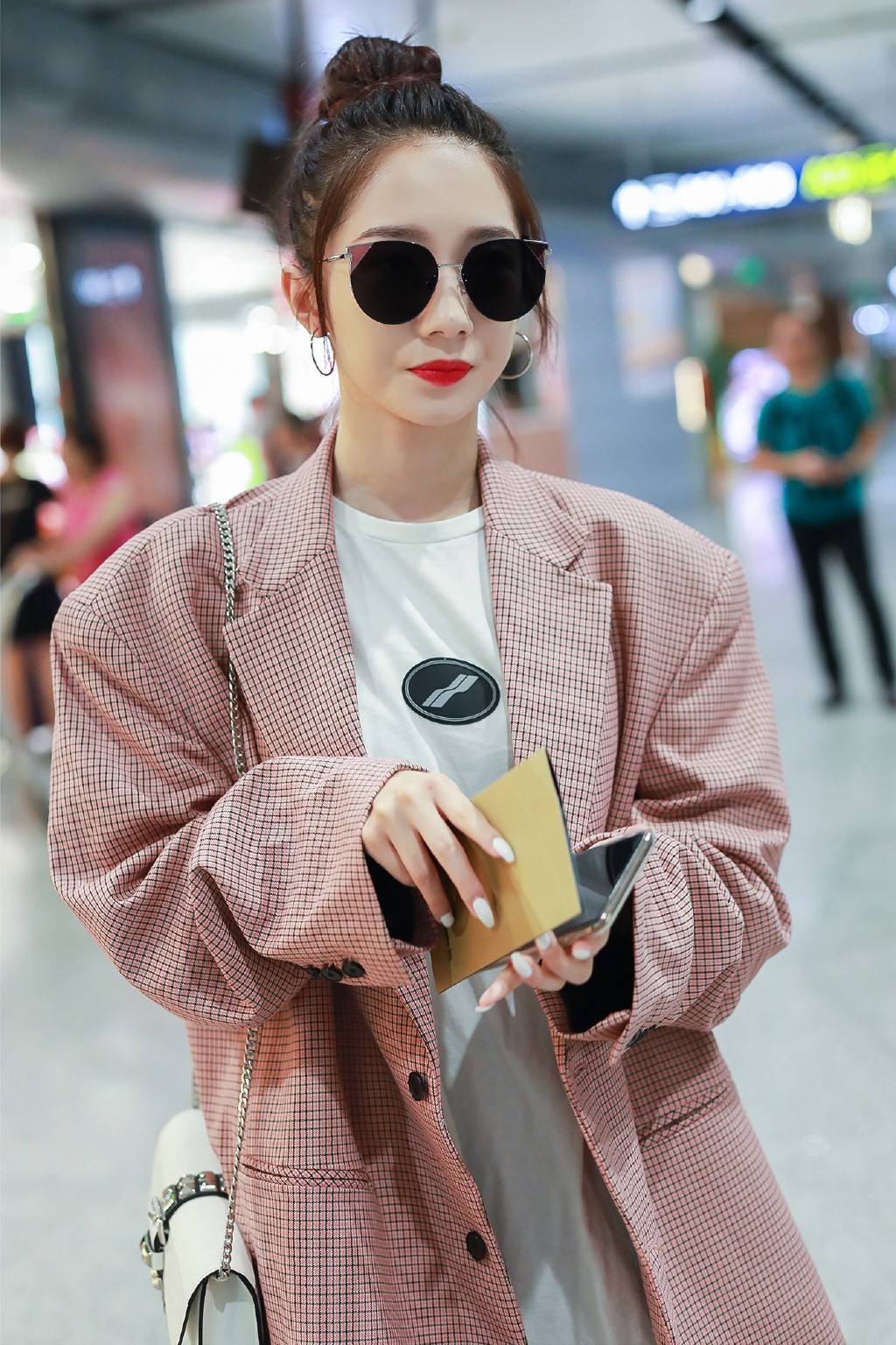 选手|孟美岐T恤当裙子穿,还配男友风西装,简直大写的“自信霸气”