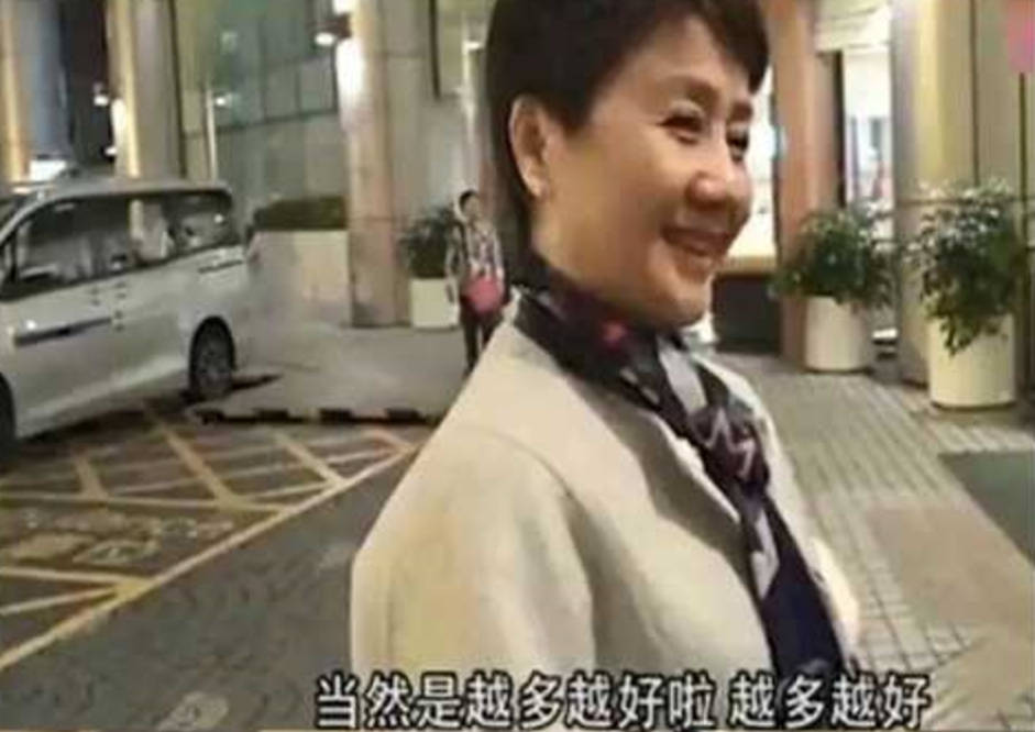 何猷君|好事将近？奚梦瑶全身宽松黑衣出门，脚踩平底鞋肚子隆起明显！