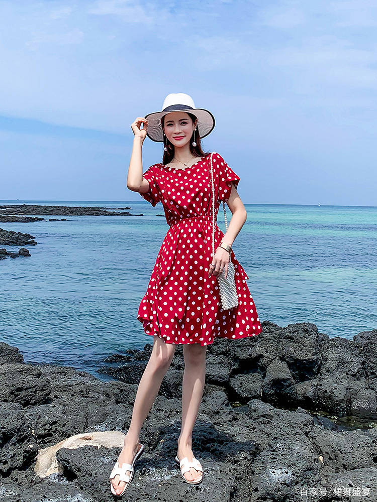 风景|夏季必不可少的波点连衣裙又来啦,街头的亮眼风景就是你了