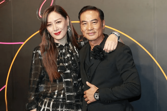 任达华|本以为任达华气场够强了，没想到华嫂更出众，这造型一般人穿不好