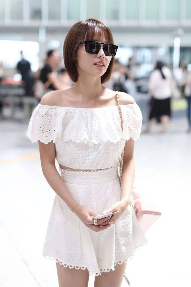 一身|张嘉倪换了个齐肩短发气质大变，穿花边上衣+伞裙，又嫩又清纯