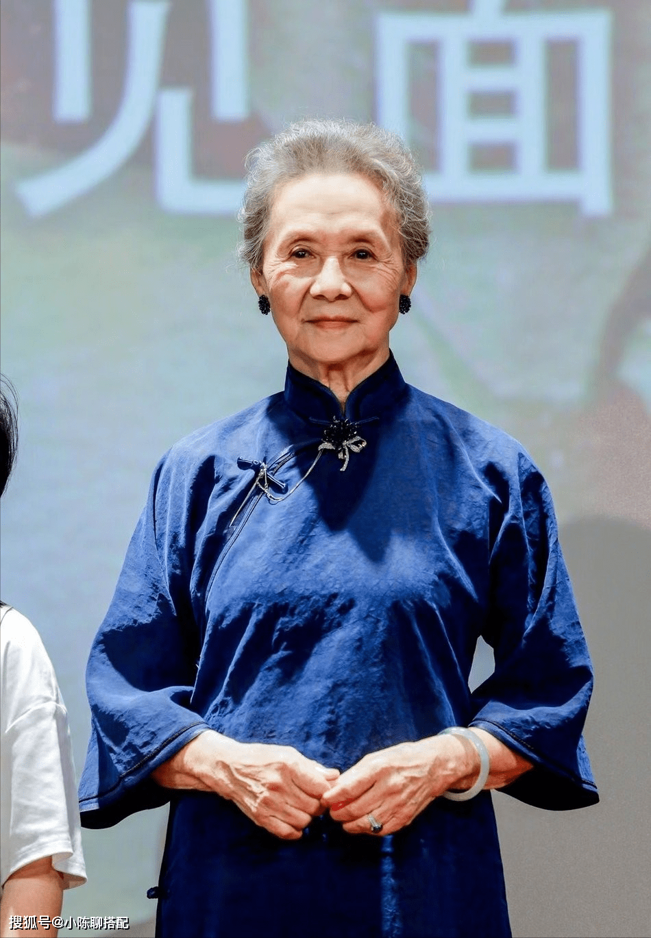 83歲奶奶穿30年前的舊衣服時髦又減齡網友突然不怕老了