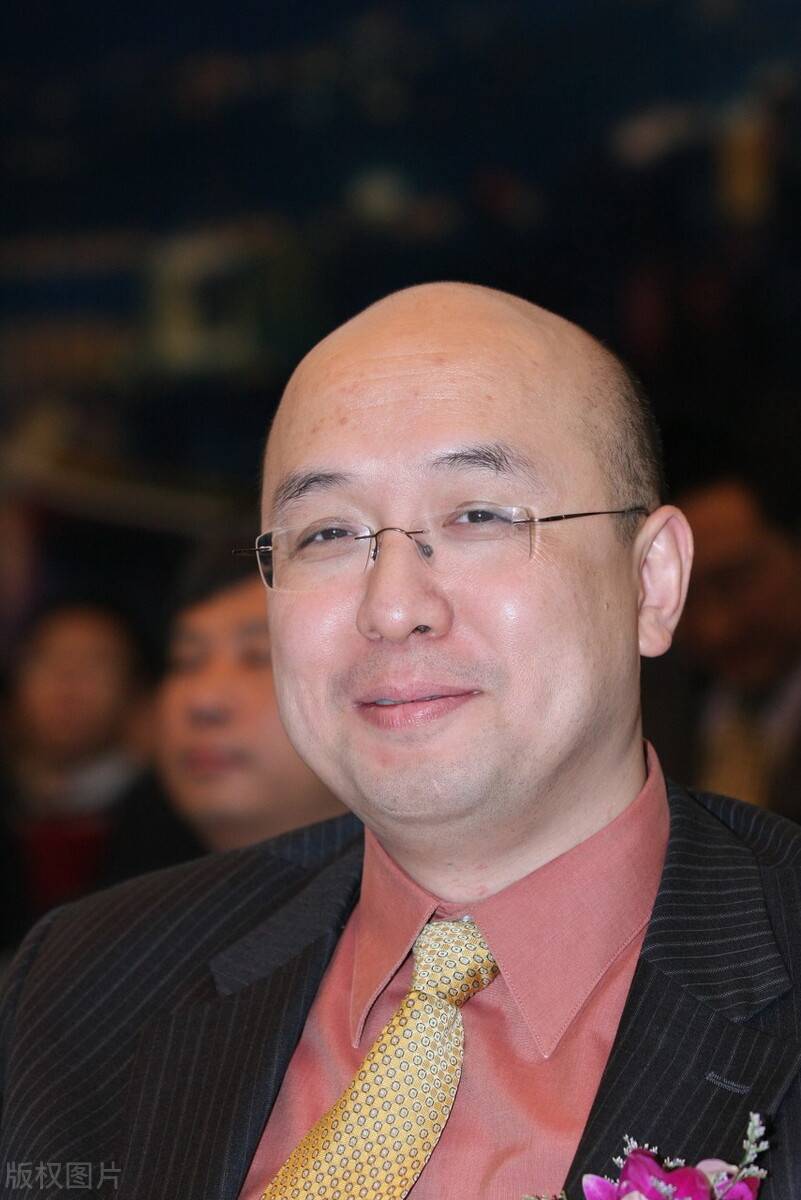 温州人,出生在北京,毕业于北京大学,后出国留学,取得有机化学博士学位