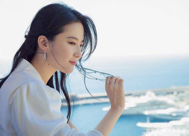 长发|刘亦菲久违晒近照依然似仙女,长发红唇配白裙优雅从容,越发精致