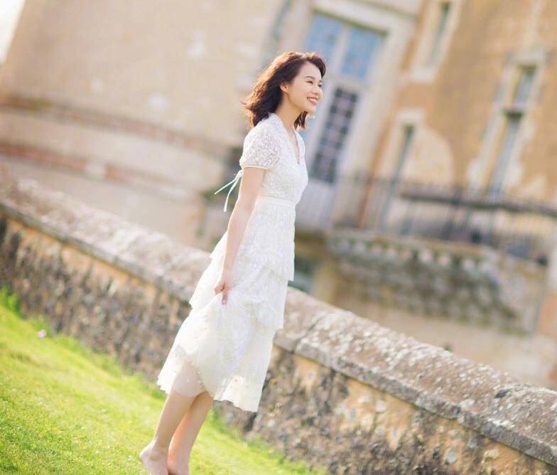 黑色|40岁胡杏儿瘦得不真实,穿皮裤连腰都塞不满,产后4月竟成小腰精