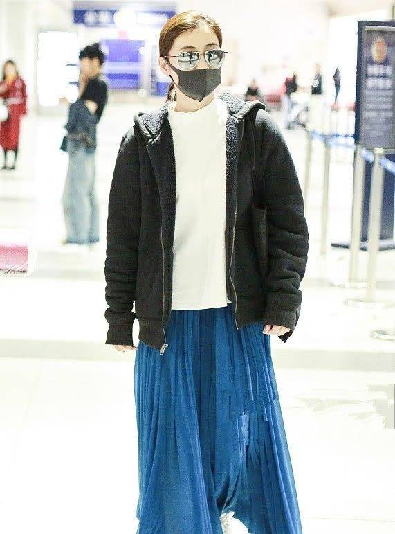 老公|梅婷一家四口现身机场，穿老公旧衣太抢镜，一对高颜值儿女更吸睛