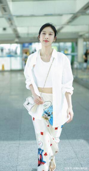 张俪|张俪身穿短T恤+“印度包臀裙”秀出逆天大长腿，简直美到挪不开眼