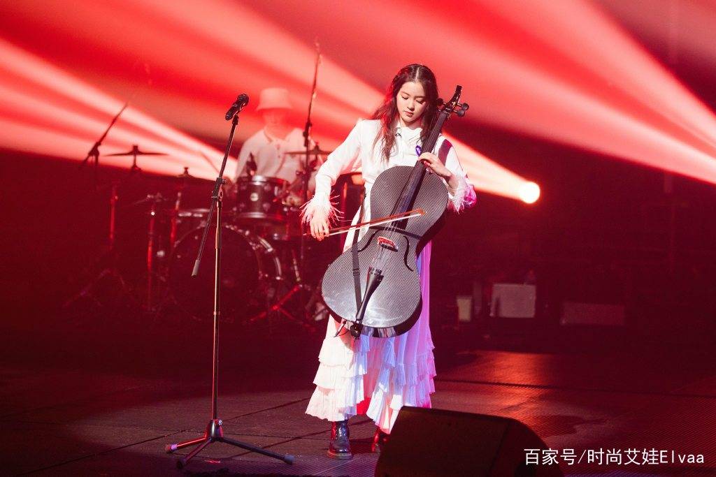 夏天|欧阳娜娜《乐队的夏天》造型，穿129羽毛衬衫配仙女裙，美成焦点