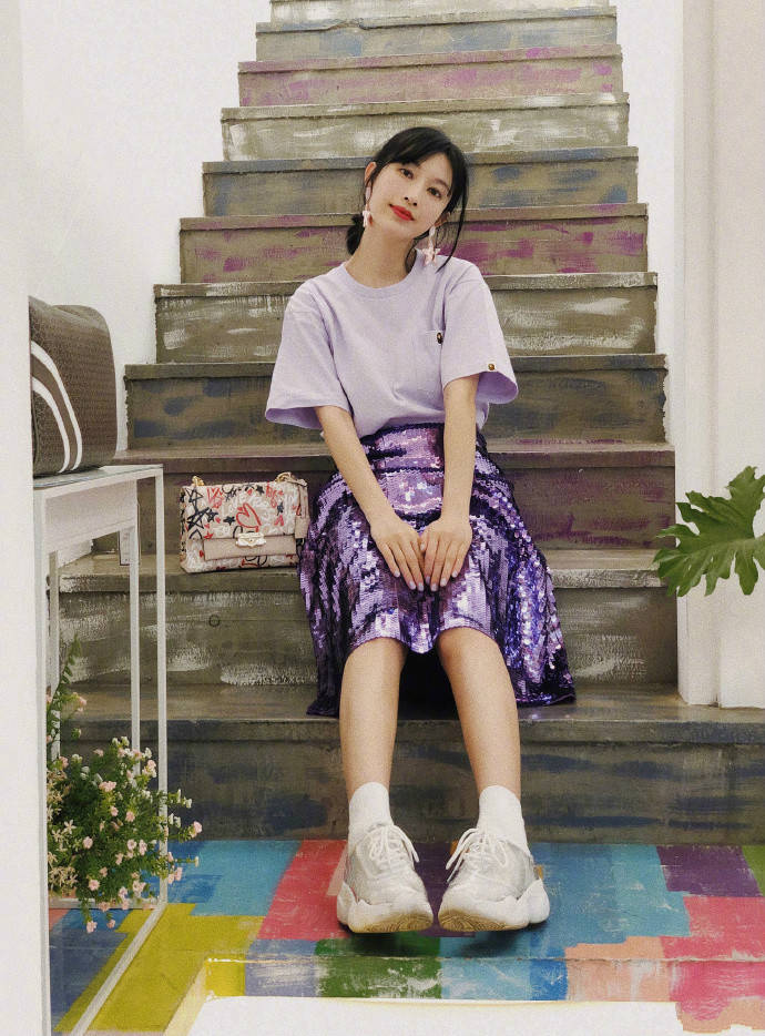 黑色|张俪终于剪了短发！穿卡通T恤配超短裙清新动人，就是长腿太惹眼