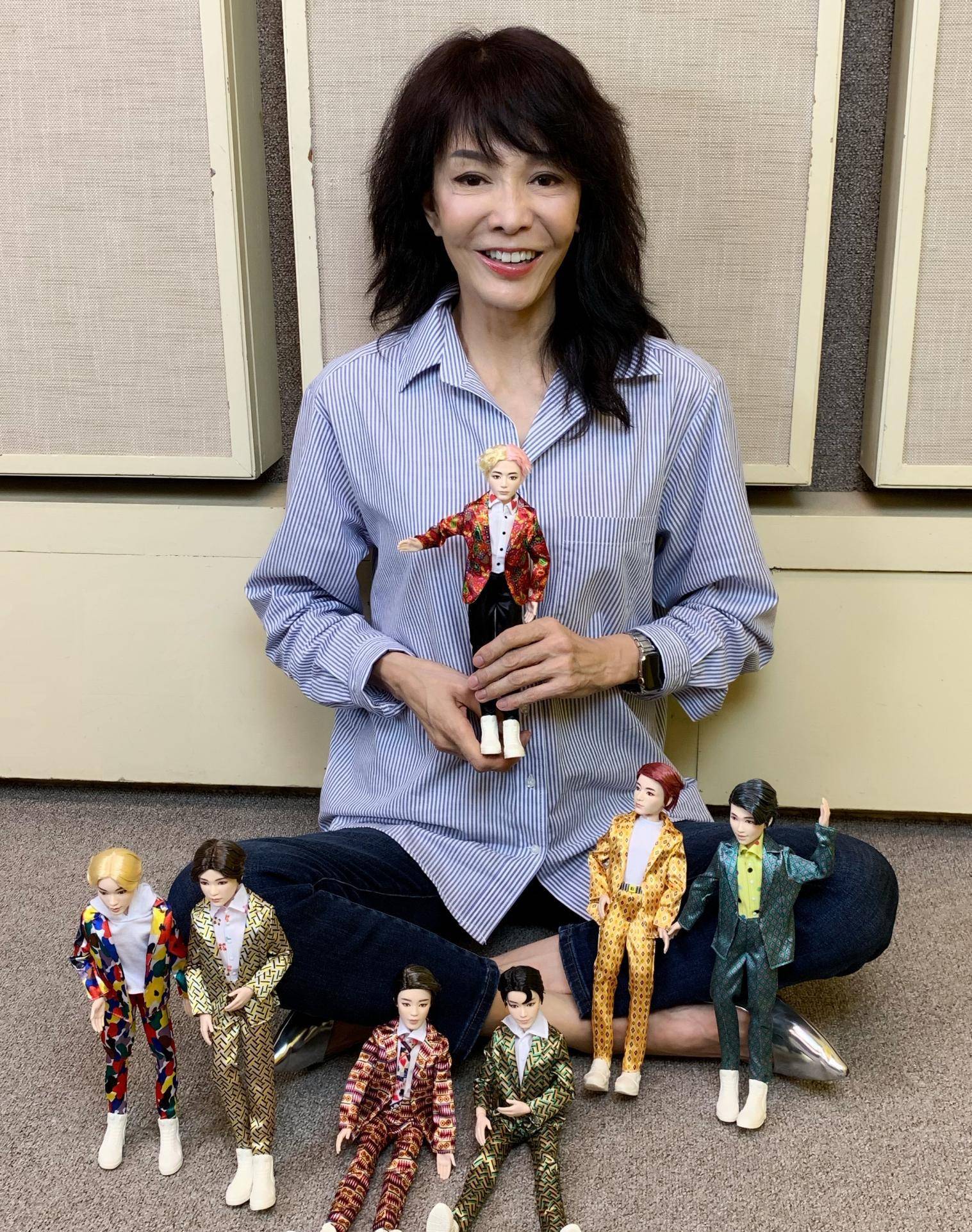 蝴蝶|郑裕玲晒62岁庆生照,穿淡蓝色上衣端庄大方,手上蝴蝶戒指好抢镜