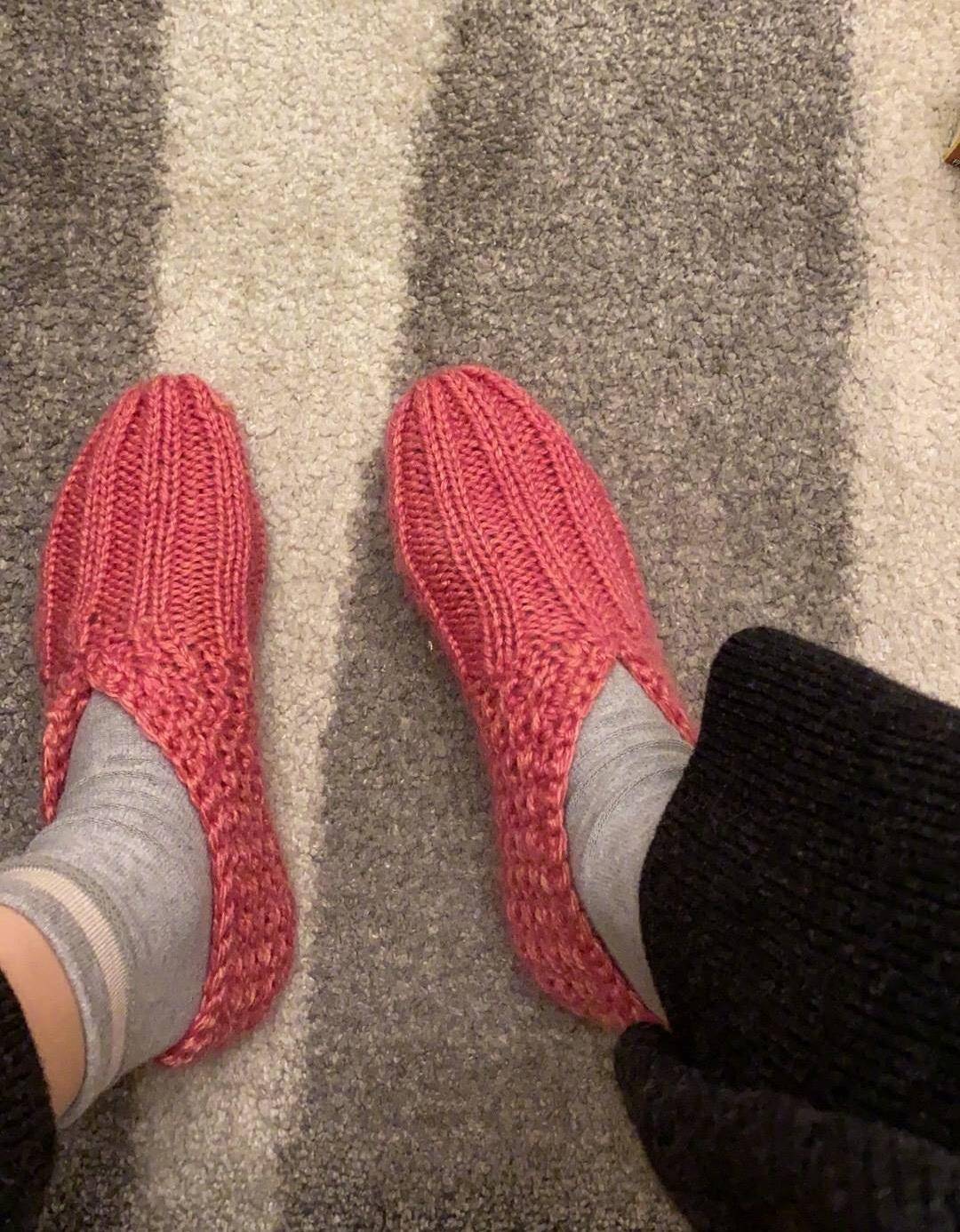 黑色|周冬雨生日晒“特别”蛋糕,别看她平时穿得时髦,吃的却很接地气