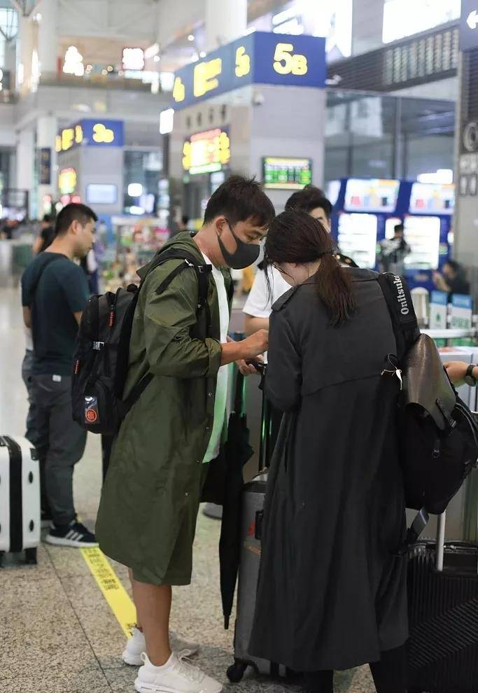 身材|黄磊孙莉穿情侣装坐高铁，13岁多多露脐装太时尚，身材比例更惊艳