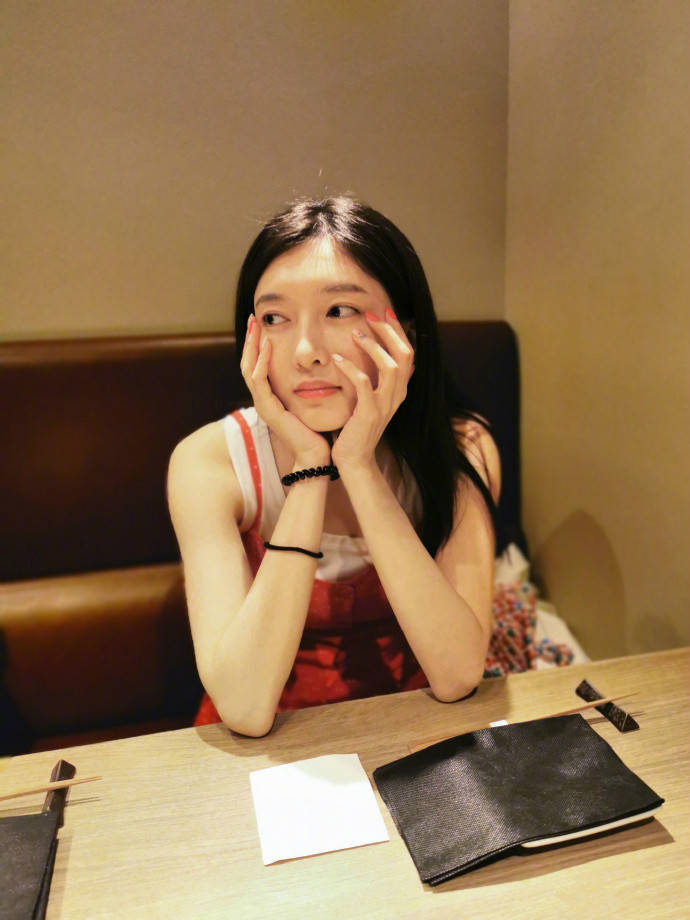 长发|江疏影休闲晒自拍美照,穿红色吊带裙很清新,年轻十岁的少女肌
