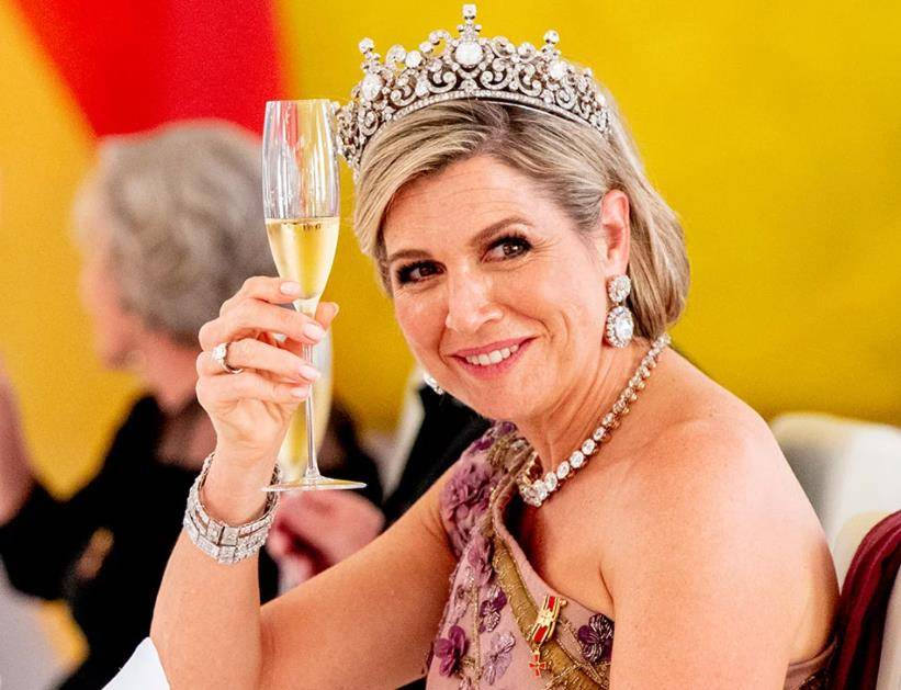 50岁荷兰王后闪耀国宴,头上钻石王冠不重样,英国王室都黯淡无光