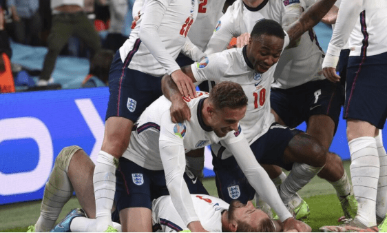 欧洲杯英格兰进决赛球迷反应 8d20ac638c714399ae519253bae579dd.png