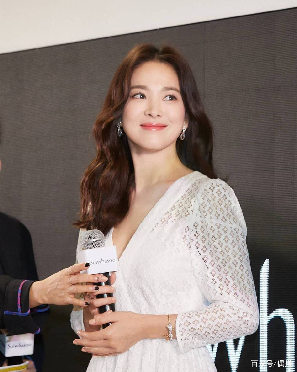 黑色|宋慧乔高调现身！长卷发搭薄纱长裙简约优雅，女神状态依旧