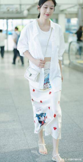 张俪|张俪身穿短T恤+“印度包臀裙”秀出逆天大长腿，简直美到挪不开眼