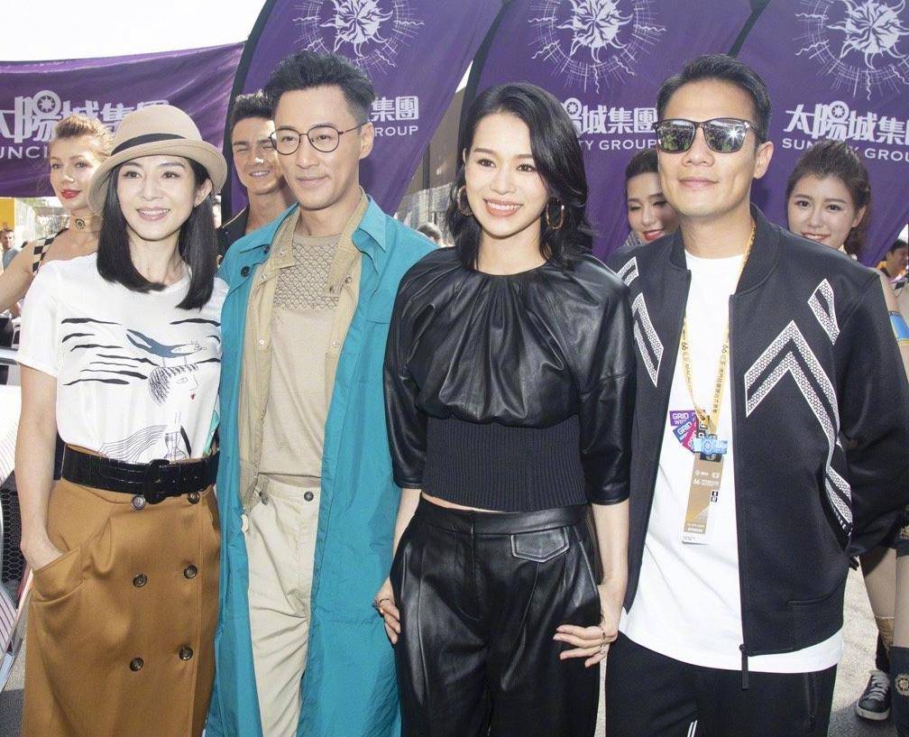 黑色|40岁胡杏儿瘦得不真实,穿皮裤连腰都塞不满,产后4月竟成小腰精